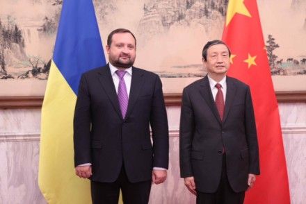 Місія України - у тому, щоб об`єднувати Схід і Захід - Арбузов Місія України - у тому, щоб об`єднувати Схід і Захід - Арбузов