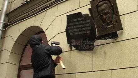 Демонтаж доски Шевелева / Фото: mediaport.ua Демонтаж доски Шевелева / Фото: mediaport.ua