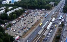 Проспект Комарова на Борщагівці оповитий димом через пожежу на дорозі