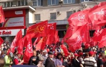 На стадіоні «Спартак» збираються учасники організованих КПУ зборів щодо референдуму