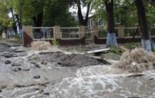 На Одещині прорвало земляну дамбу, проводиться евакуація (відео)