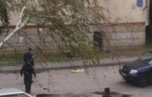 ЗМІ: У Харкові самогубець стріляв по балконах і кидав з даху вибухівку (фото)