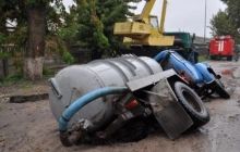 В Кировограде грузовик провалился в огромную яму посреди дороги (фото)