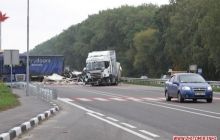 На Житомирщине из-за ДТП с четырьмя фурами дорогу усыпало тортами, есть пострадавшие (фото, видео)