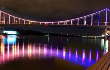 В Киеве провели тестовое включение освещения Пешеходного моста через Днепр