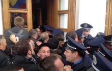В Полтаве сотни людей взяли штурмом горсовет и выломали дверь в кабинет мэра (фото)