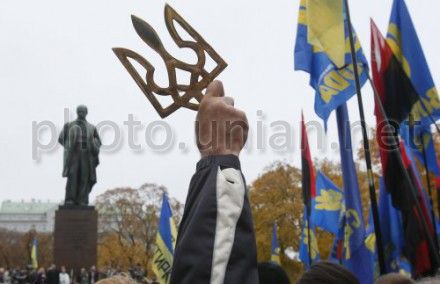 Учасник мітингу, присвяченого 71-й річниці УПА, тримає тризуб Учасник мітингу, присвяченого 71-й річниці УПА, тримає тризуб