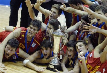 Сборная Испании (U-16) празднует победу на турнире в Киеве