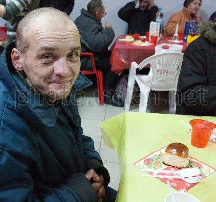 Бездомный человек во время 30-го Рождественского обеда для бедных и бездомных, в Киеве, в понедельник, 7 январю 2013