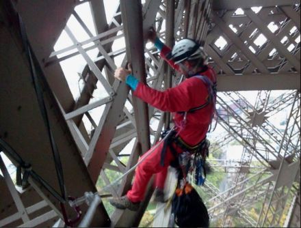 Акція Greenpeace на Ейфелевій вежі / Фото : @greenpeacefr