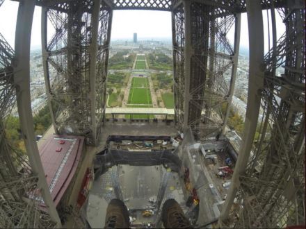 Акція Greenpeace на Ейфелевій вежі / Фото : @greenpeacefr