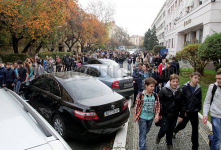 Пикет школьников в Ужгороде Пикет школьников в Ужгороде