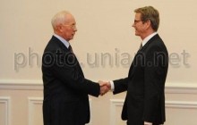 Азаров пригласил Меркель посетить Украину