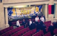 "Свобода" сняла баннер и фотографируется с флагом ОУН на месте спикера