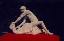 В Польше установили памятник советскому солдату, насилующему женщину