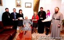 Глава УПЦ нагородив благодійників за допомогу в організації поїздки дітей до Святої Землі