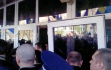 Свободівці виламали двері в будівлю МВС