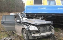 Потяг на переїзді розтрощив позашляховик. Фото