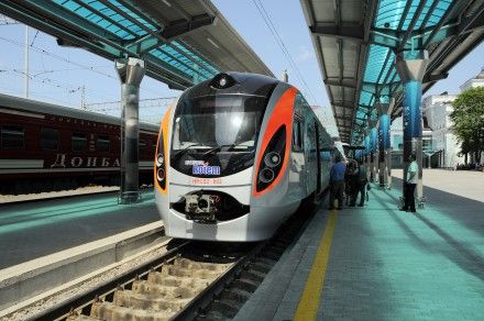 «Успели: «Хюндай» смог поставить поезда Украине в очень сжатые сроки