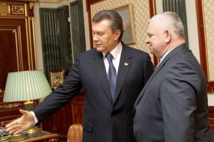 Віктор Янукович та Михайло Вишиванюк / Фото : versii.if.ua Віктор Янукович та Михайло Вишиванюк / Фото : versii.if.ua
