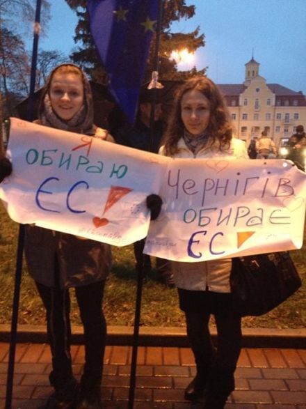 Черниговчанки с плакатами в поддержку евроинтеграции / Фото : Pavlo Pushchenko / facebook.com