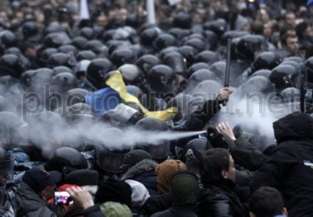 Евромайдан, столкновение с милицией у Кабмина