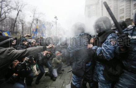 Учасники акції за євроінтеграцію України під Кабміном застосовують сльозогінний газ проти Учасники акції за євроінтеграцію України під Кабміном застосовують сльозогінний газ проти