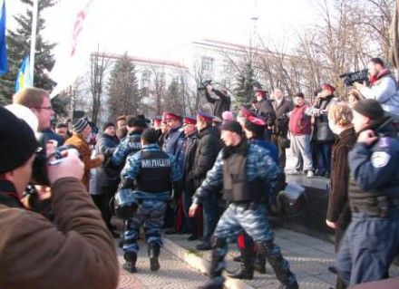В Луганске Евромайдан едва не закончился потасовкой / Фото : comments.ua