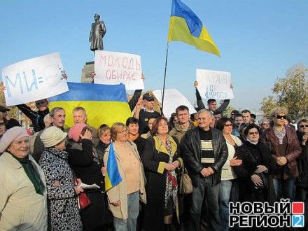 Активисты на площади Нахимова в Севастополе / Фото : новый регион 