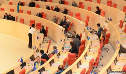 В парламенте Грузии день украинских флагов В парламенте Грузии день украинских флагов