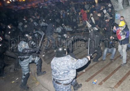 Ранним утром 30 ноября спецподразделения милиции разогнали Евромайдан
