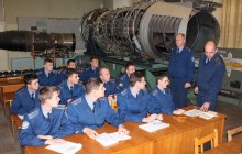 Лейтенанты Воздушных Сил изучают авиационные специальности