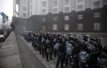 Евромайдан пытается разогнать "Беркут"