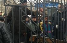 Активісти Євромайдану забарикадувалися на території Михайлівського собору (фото)