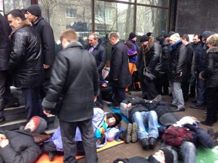 Лежачий протест под ГПУ / Фото: Владимир Арьев