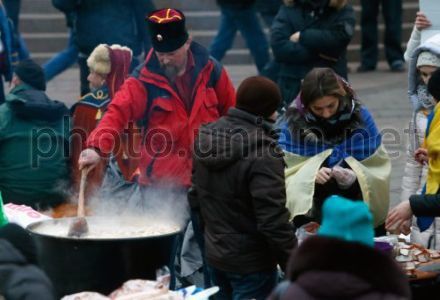 Евромайдан, козак готовит еду