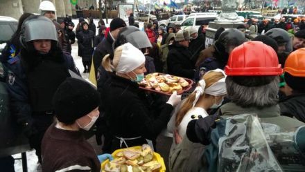 На Майдане накормят всех, фото з Фейсбук На Майдане накормят всех, фото з Фейсбук