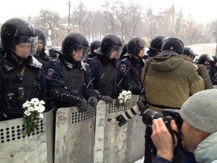 Митингующие пришли к солдатам Внутренних войск с едой и цветами (фото) Митингующие пришли к солдатам Внутренних войск с едой и цветами (фото)