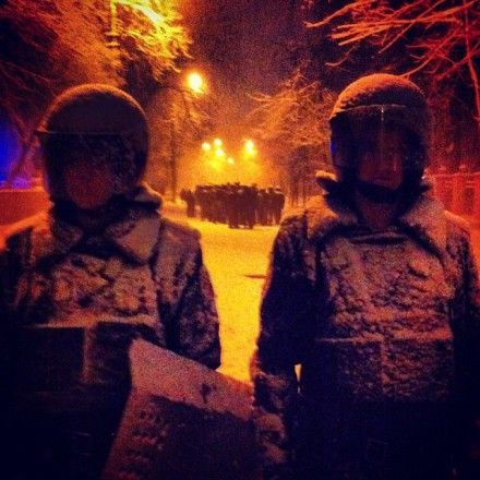 Внутрішні війська, за ними - ”Беркут” на розі Богомольця та Шовковичної / Фото : Сергій Лещенко Внутрішні війська, за ними - ”Беркут” на розі Богомольця та Шовковичної / Фото : Сергій Лещенко