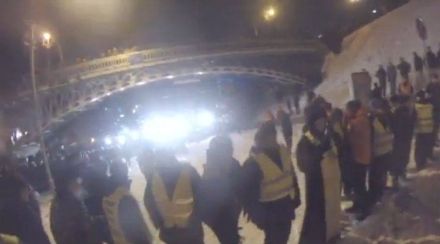 Активісти стоять перед Активісти стоять перед