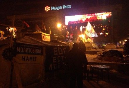 На Майдані зараз читають молитву, фото Mykhailyna Skoryk На Майдані зараз читають молитву, фото Mykhailyna Skoryk