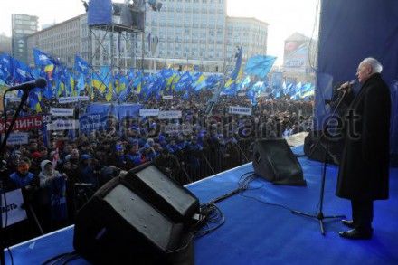 Партия регионов собрала большой митинг на Европейской площади