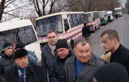 Колонна из 12 автобусов, которая направилась в Первомайск, где проходили выборы
