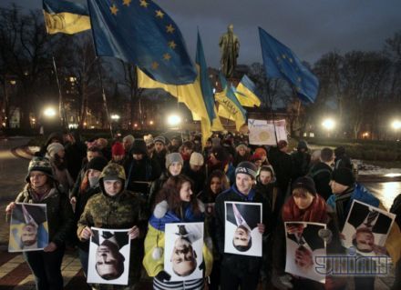 Акция против ТС, портреты Янукович Азаров