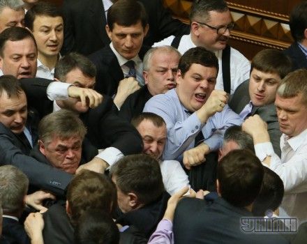 Потасовка между депутатами от фракции ”Свобода” и КПУ