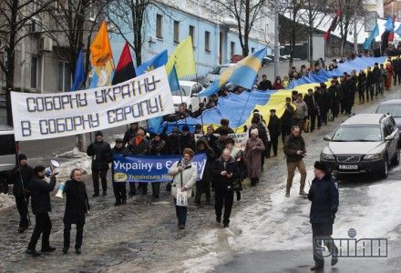 Участники праздничного шествия, посвященного Дню соборности Украины