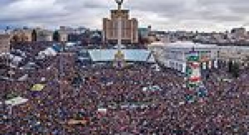 Вехи недели. Застенчивый Янукович, непотопляемый Азаров и нарастающий Евромайдан