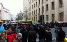 У Києві перекрили рух на вулиці Інститутській, на Банковій – 20 автобусів з «беркутом»