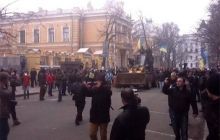Неизвестные на бульдозере штурмуют Администрацию Президента