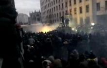 Врачи вытаскивают пострадавших из эпицентра событий возле АП
